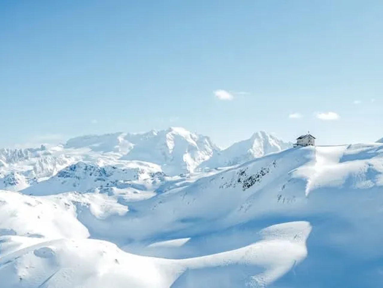 montanhas cheias de neve nos dolomites em itália