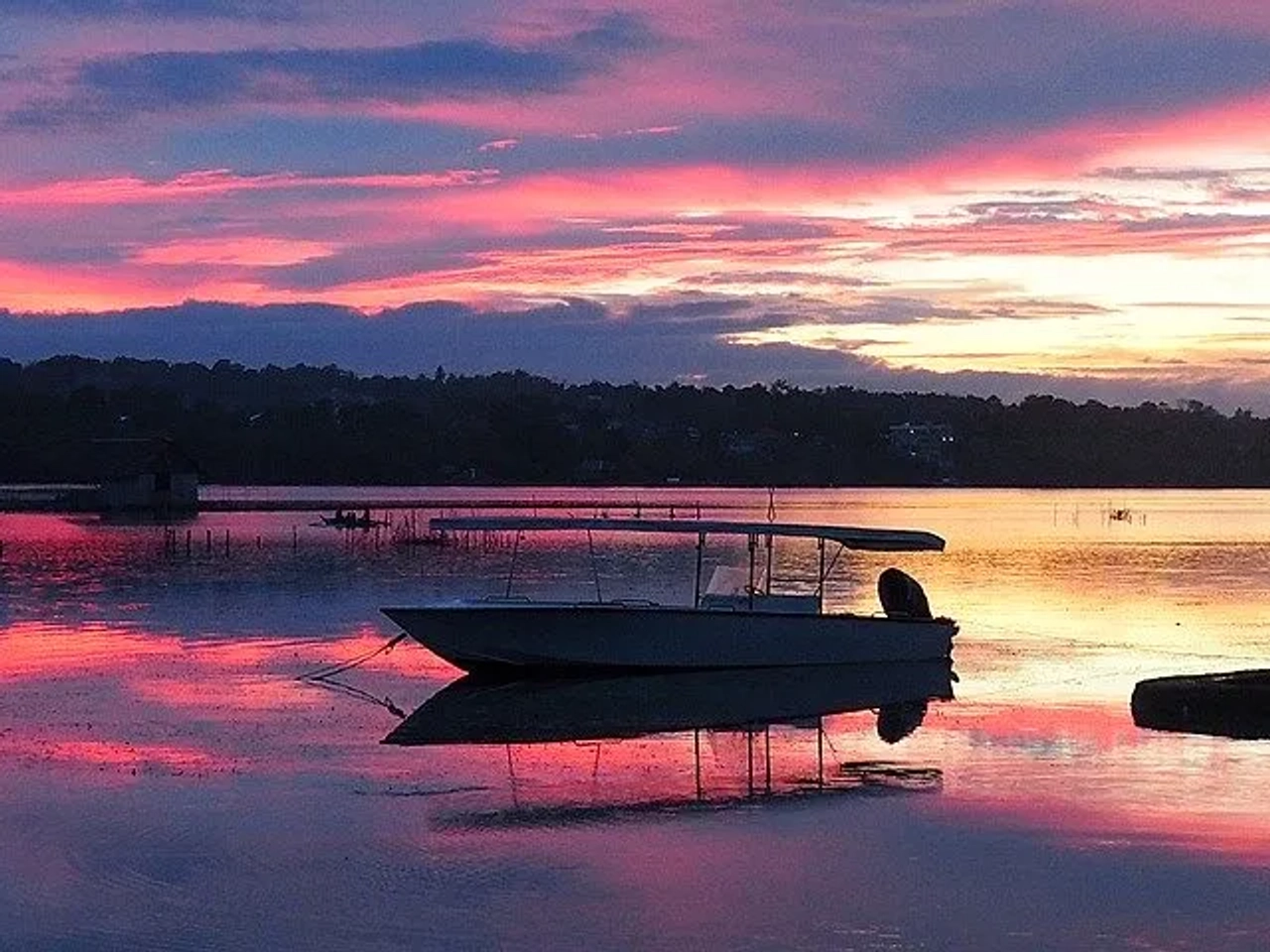 fim do dia em bohol com barcos no rio