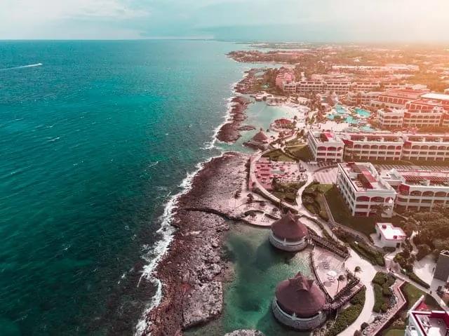 vista aérea de hóteis e resorts na riviera maya no méxico