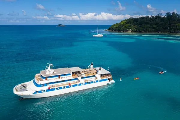 Yate en mar cristalino