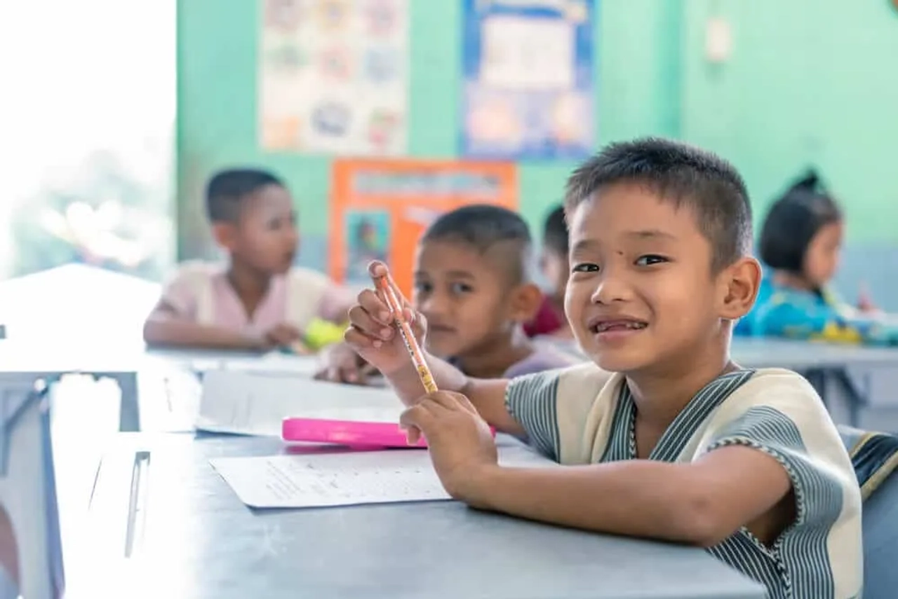 crianças asiaticas na escola