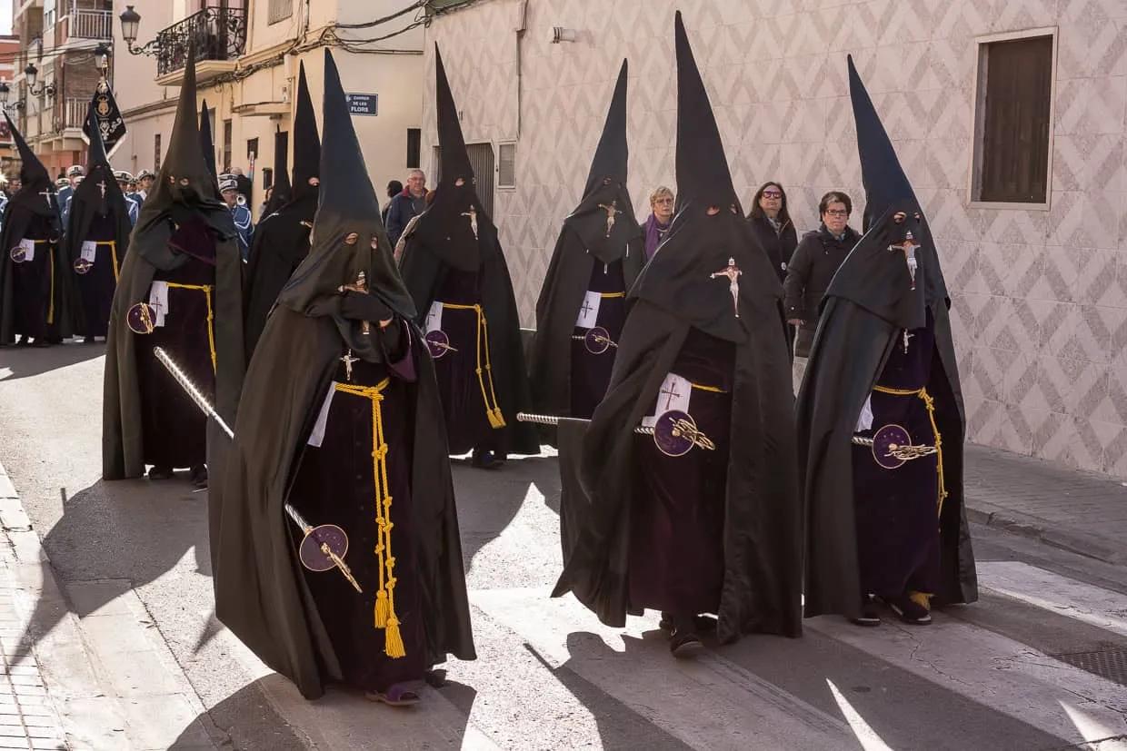 Pessoas em trajes tradicionais participam de uma procissão da Semana Santa.