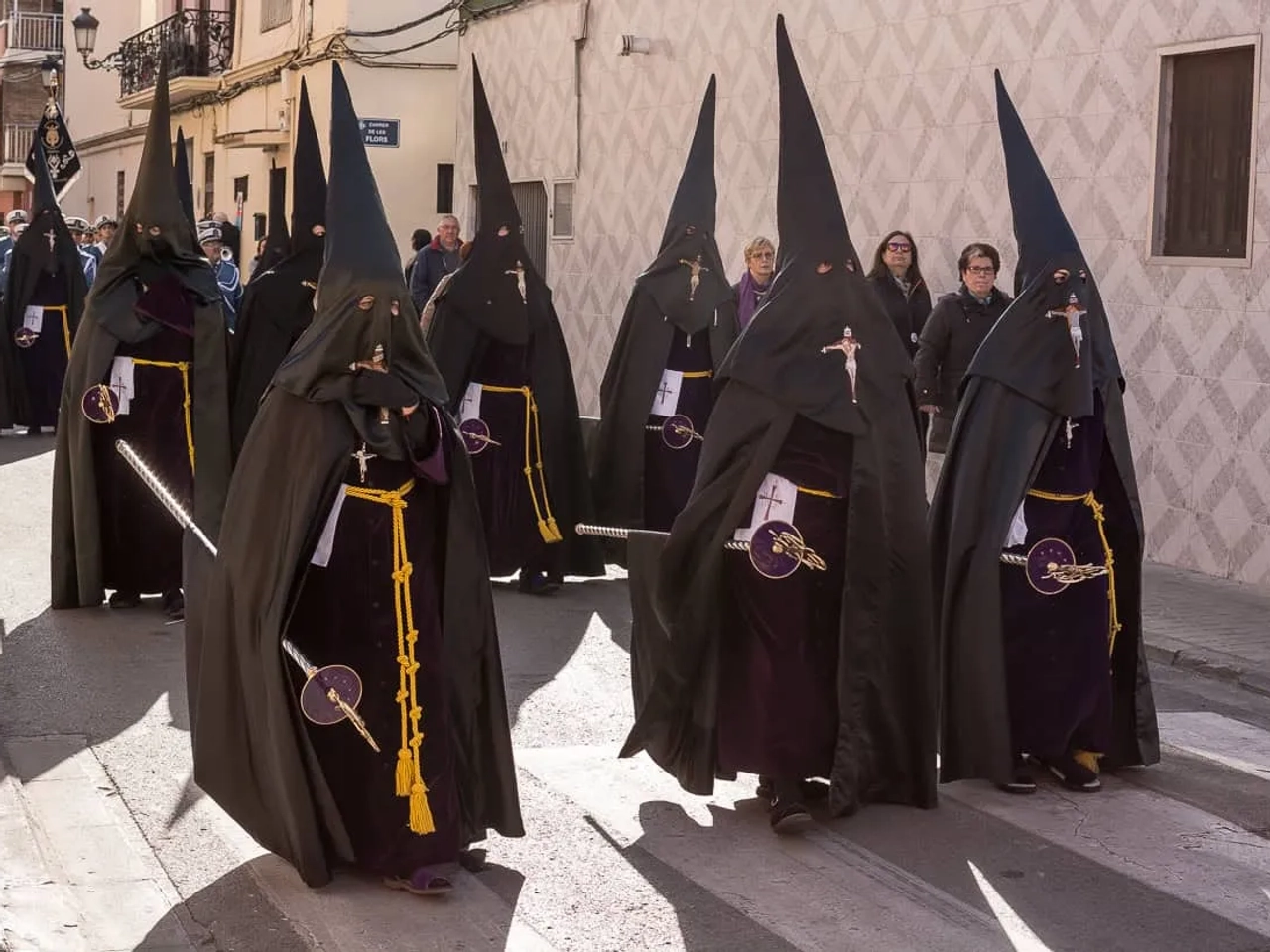 Pessoas em trajes tradicionais participam de uma procissão da Semana Santa.