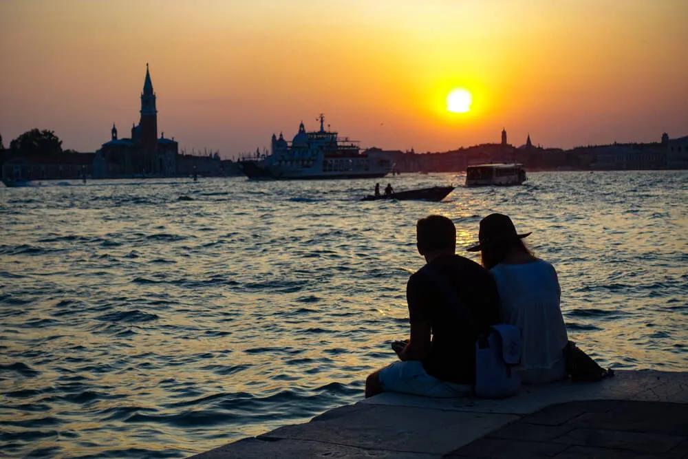 cassal assiste ao por do sol num dos canais de veneza