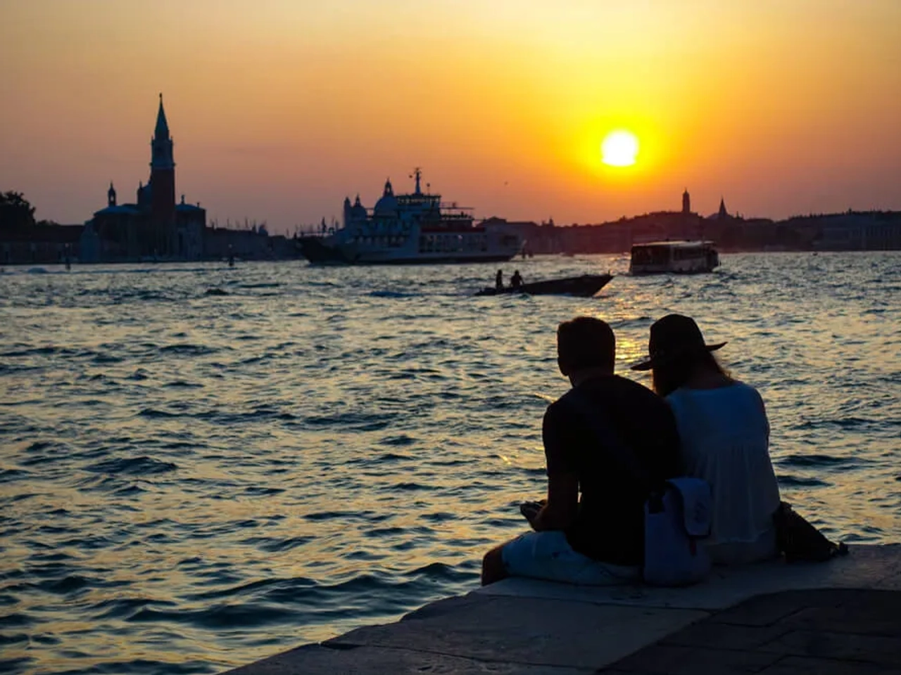 cassal assiste ao por do sol num dos canais de veneza