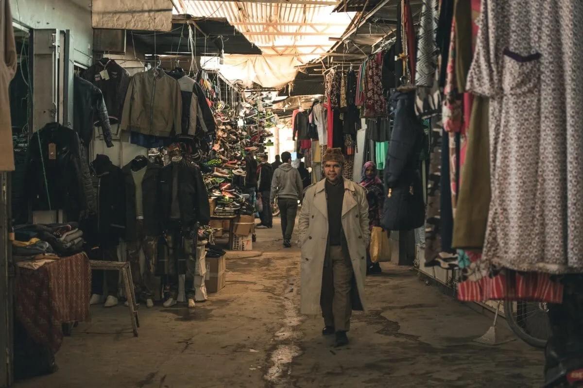 zona da roupa no mercado de rissani