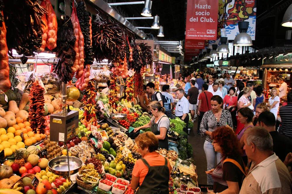 gente a comprar no mercado da boqueria
