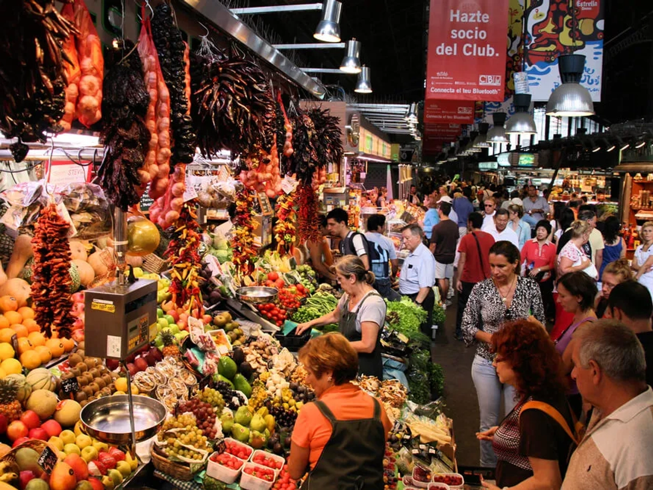 gente a comprar no mercado da boqueria