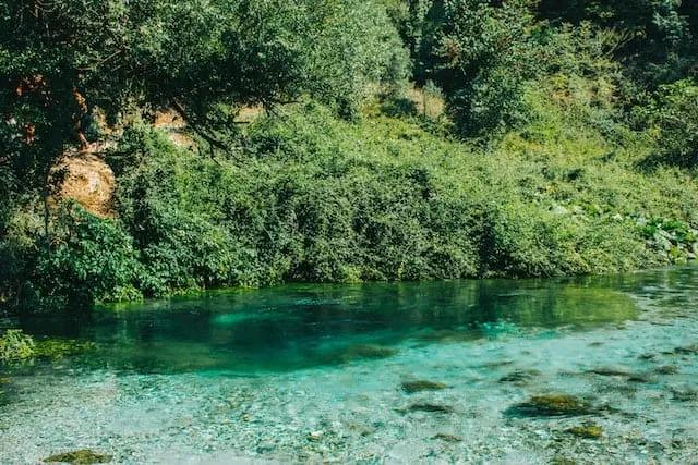 agua azul turquesa e cristalina na lagoa blue eye na albania