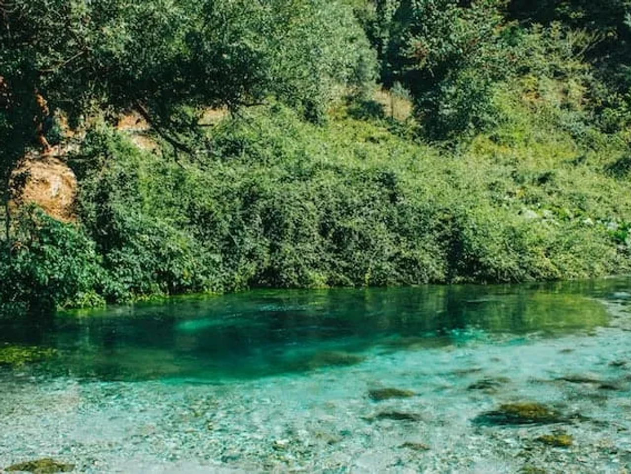 agua azul turquesa e cristalina na lagoa blue eye na albania
