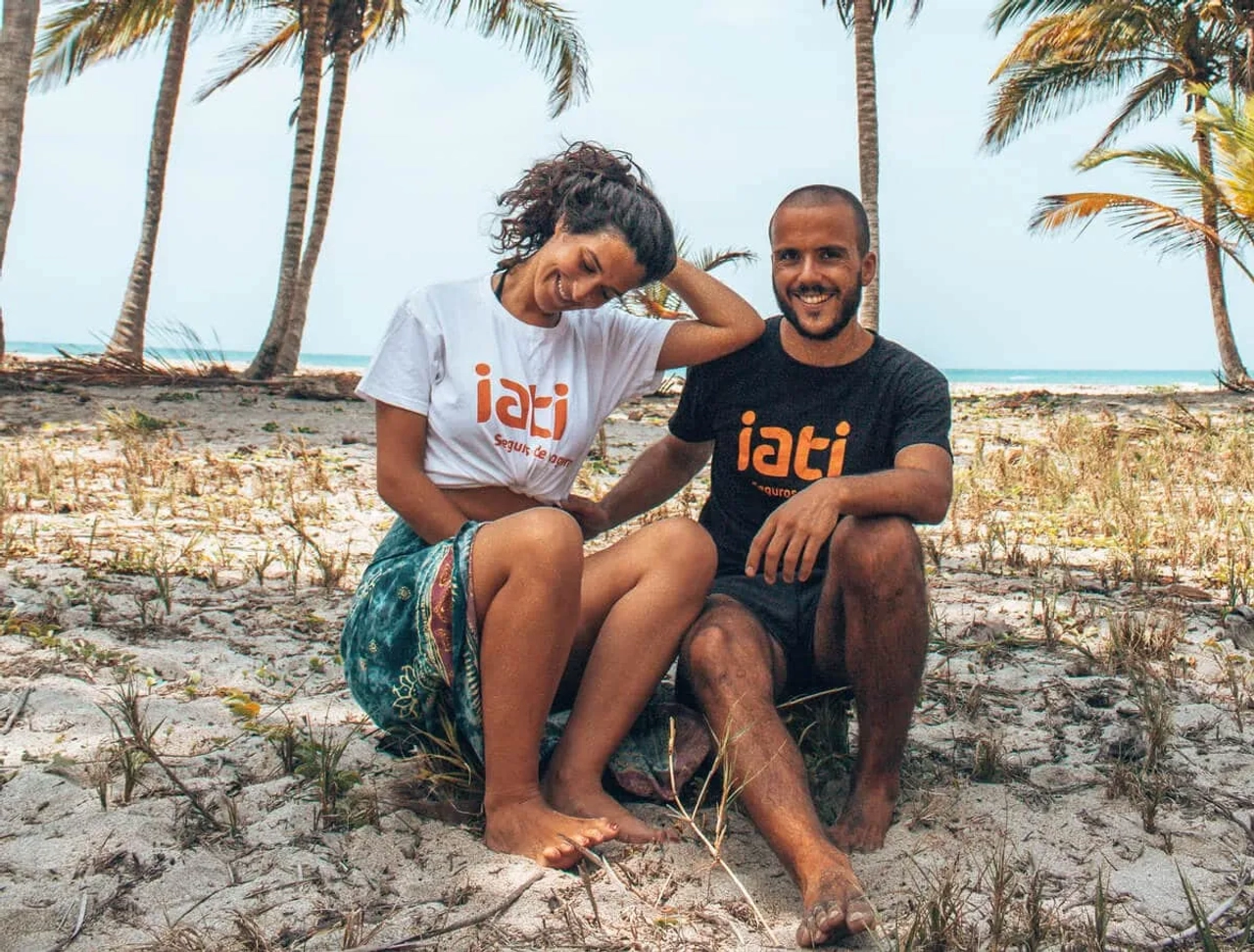 autores travelbe4settle com tshirts da iati seguros