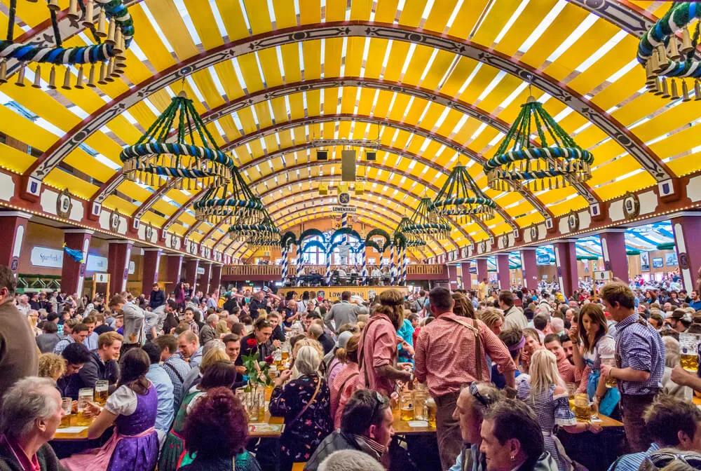 multidao dentro de uma das tendas gigantes durante a oktoberfest