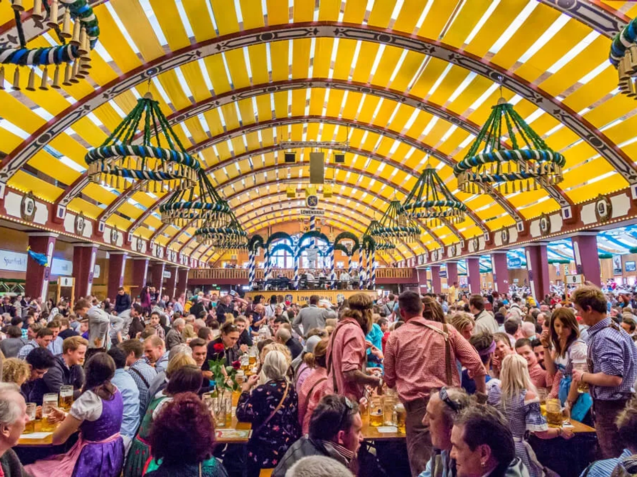 multidao dentro de uma das tendas gigantes durante a oktoberfest