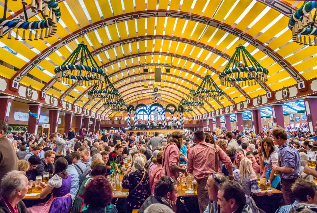 multidao dentro de uma das tendas gigantes durante a oktoberfest
