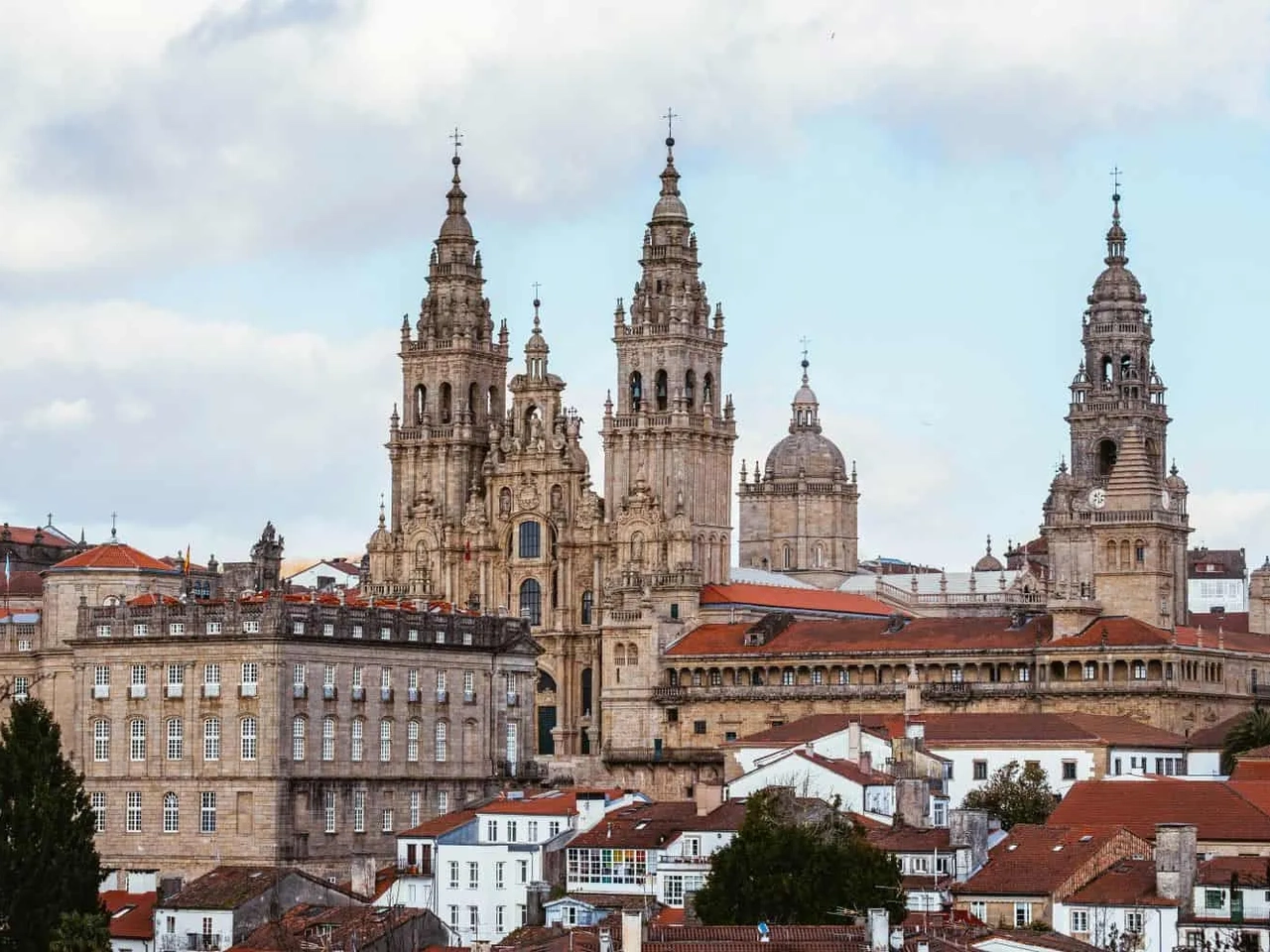 Catedral de Santiago de Compostela com torres e edifícios históricos ao redor.