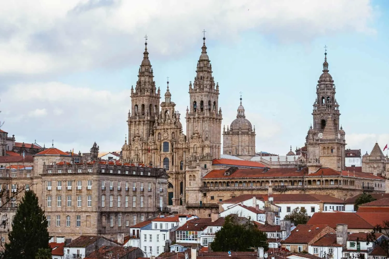 Catedral de Santiago de Compostela com torres e edifícios históricos ao redor.