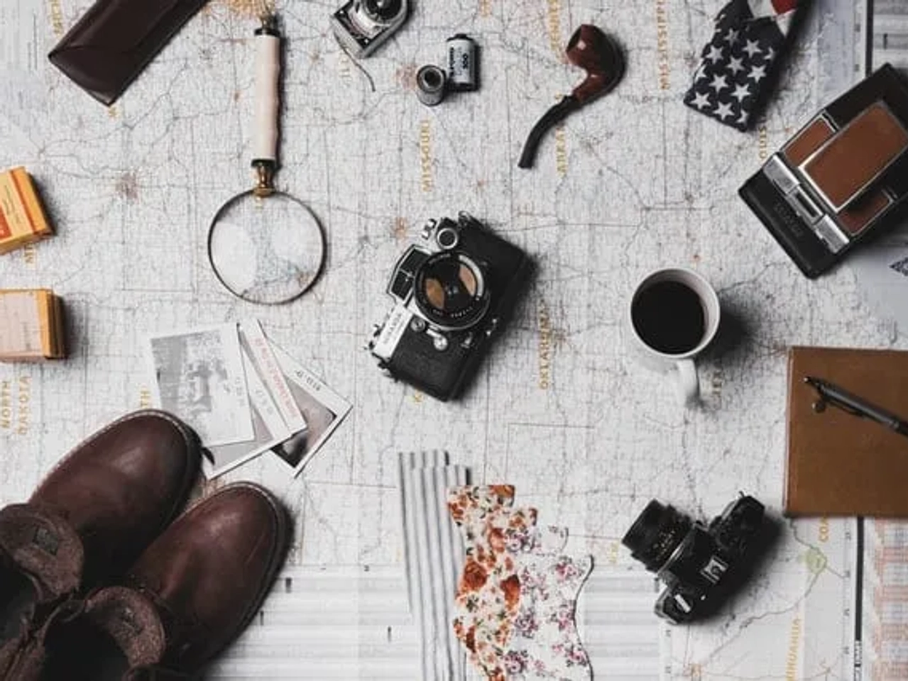 mapa mundo com objetos por cima