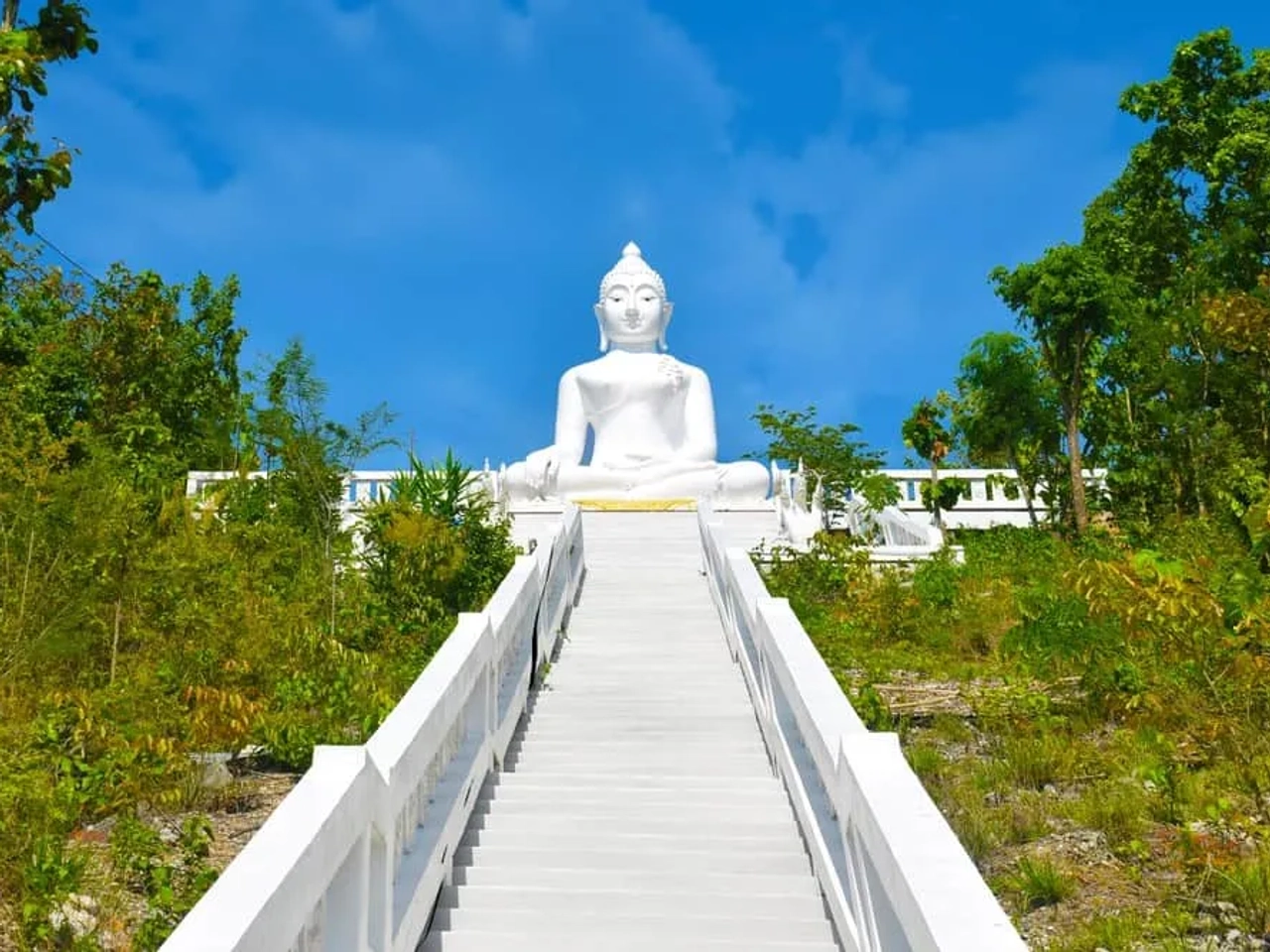 templo Chedi Phra That Mae Yen (el buda blanco)