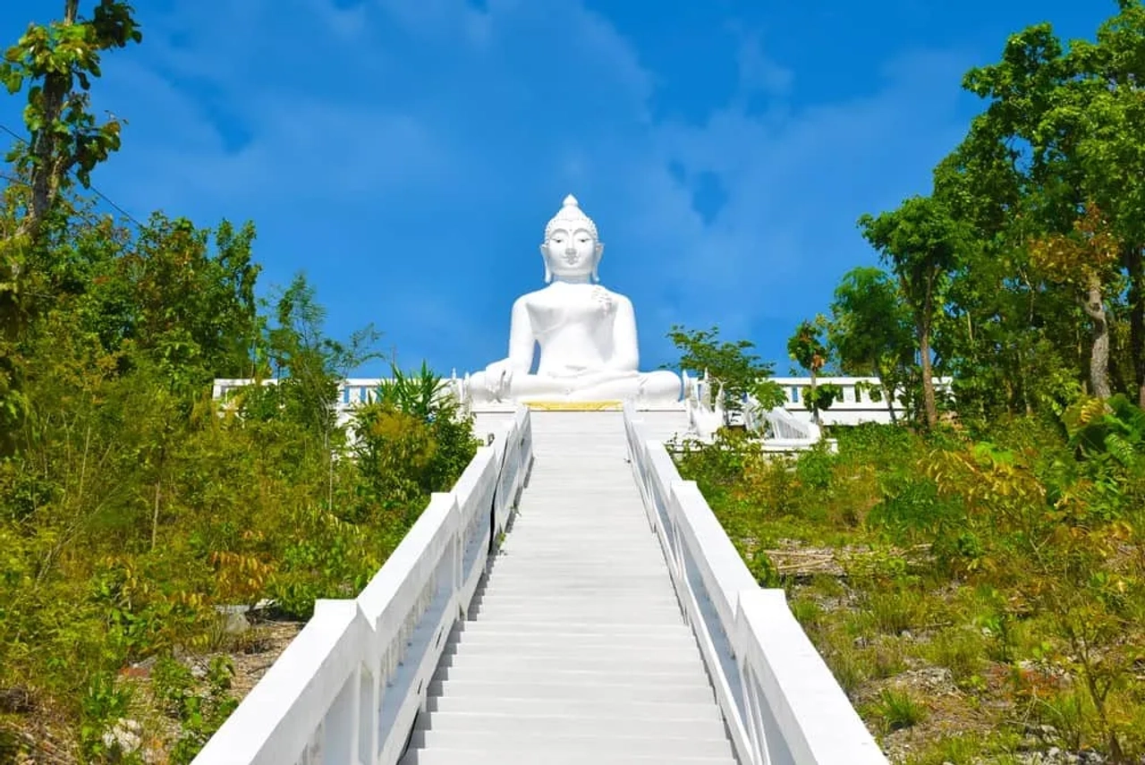 templo Chedi Phra That Mae Yen (el buda blanco)