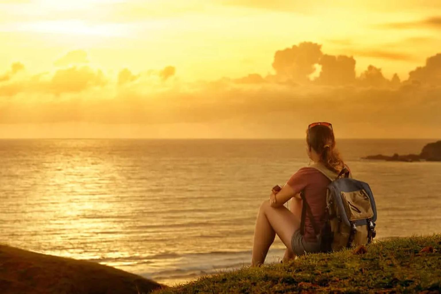 mulher a olhar para o mar e o horizonte