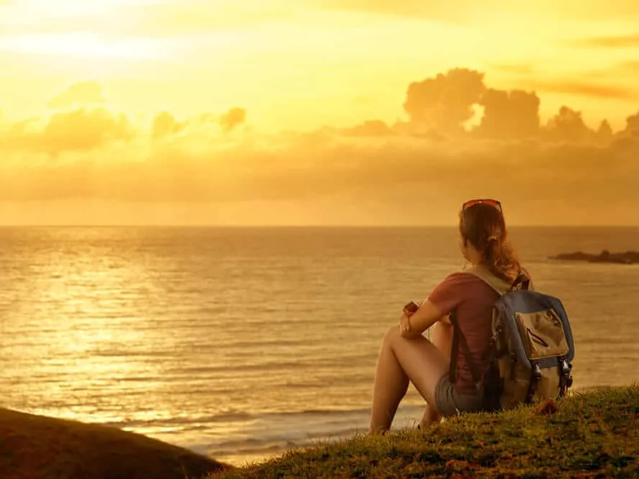 mulher a olhar para o mar e o horizonte