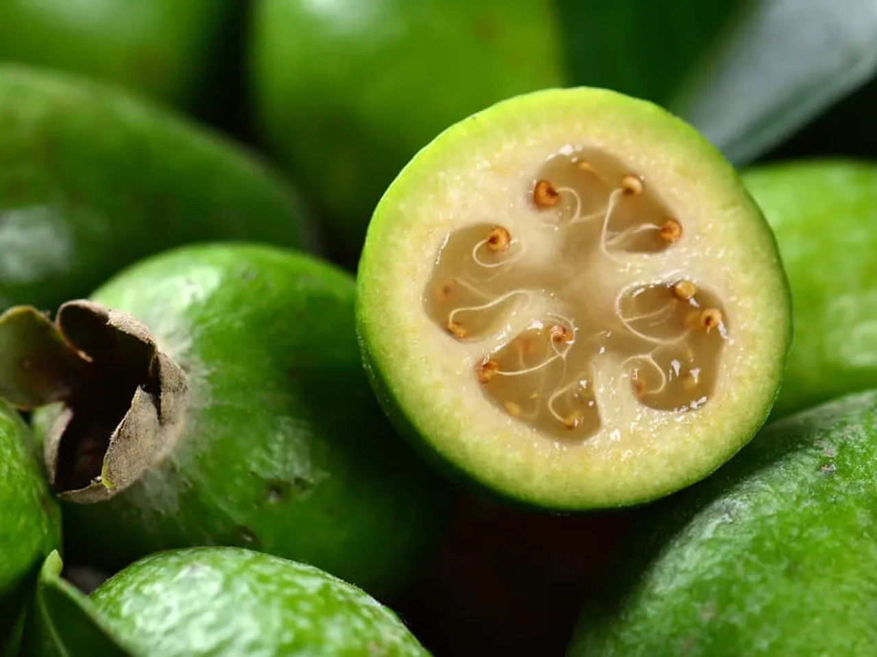 feijoas abertas e fechadas e empilhadas
