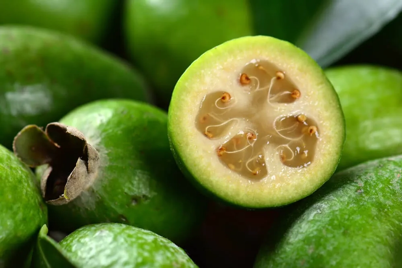 feijoas abertas e fechadas e empilhadas