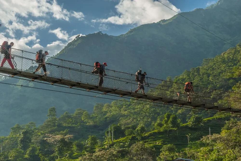 ponte a meio do trekking no nepal