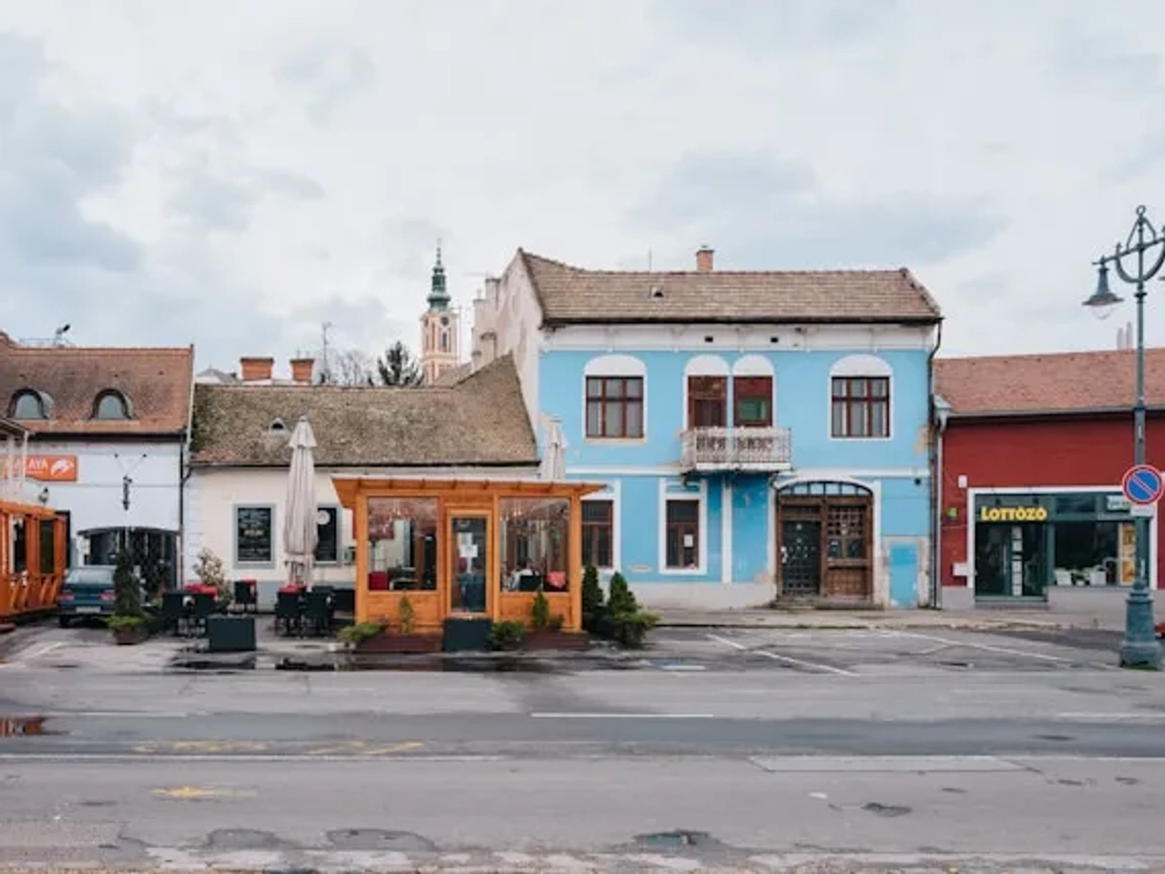 vista de lojinhas com cores na cidade de Szentendre na hungria