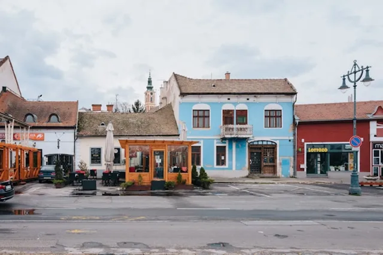 vista de lojinhas com cores na cidade de Szentendre na hungria