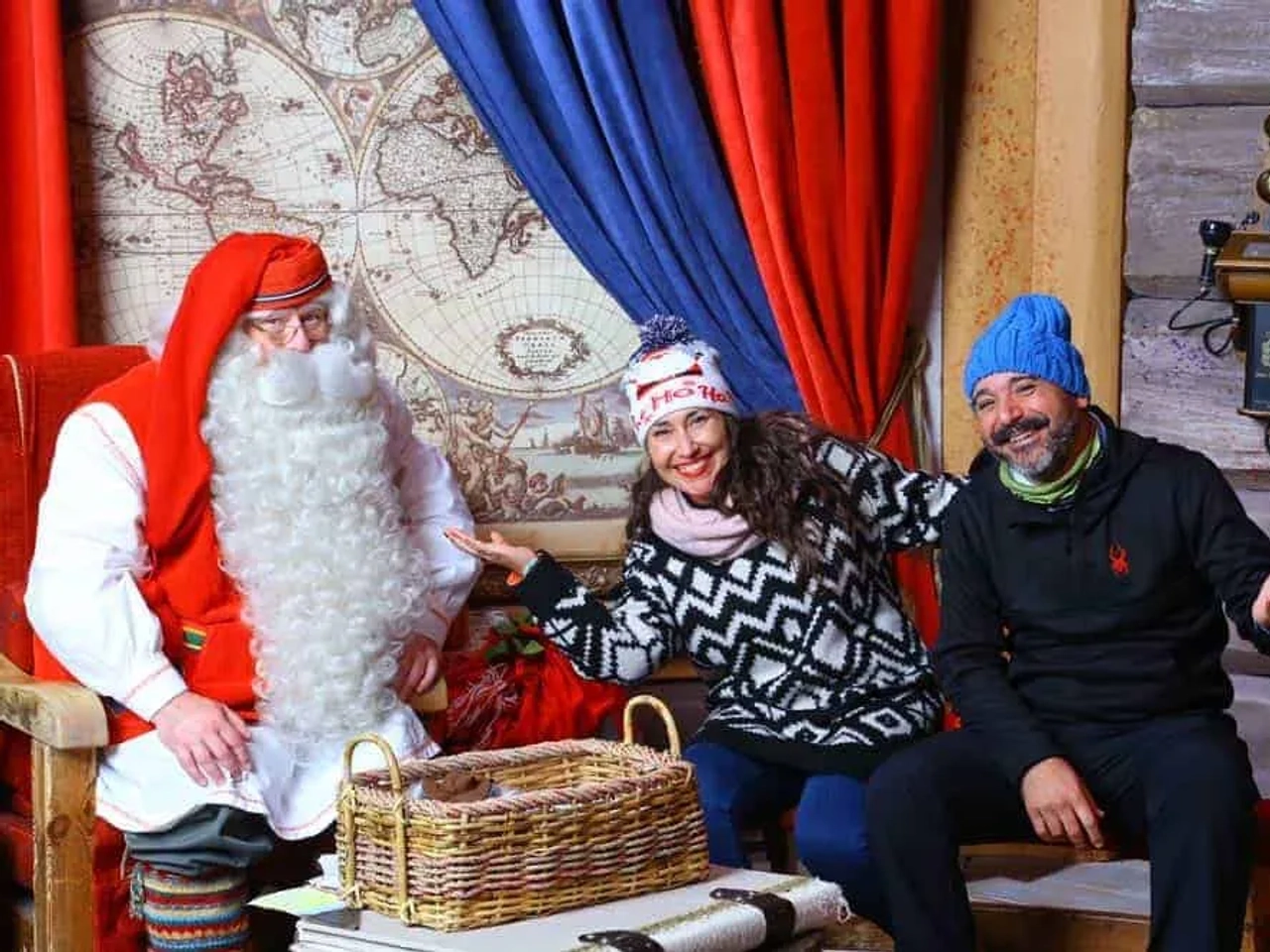 casal com pai natal na Lapônia