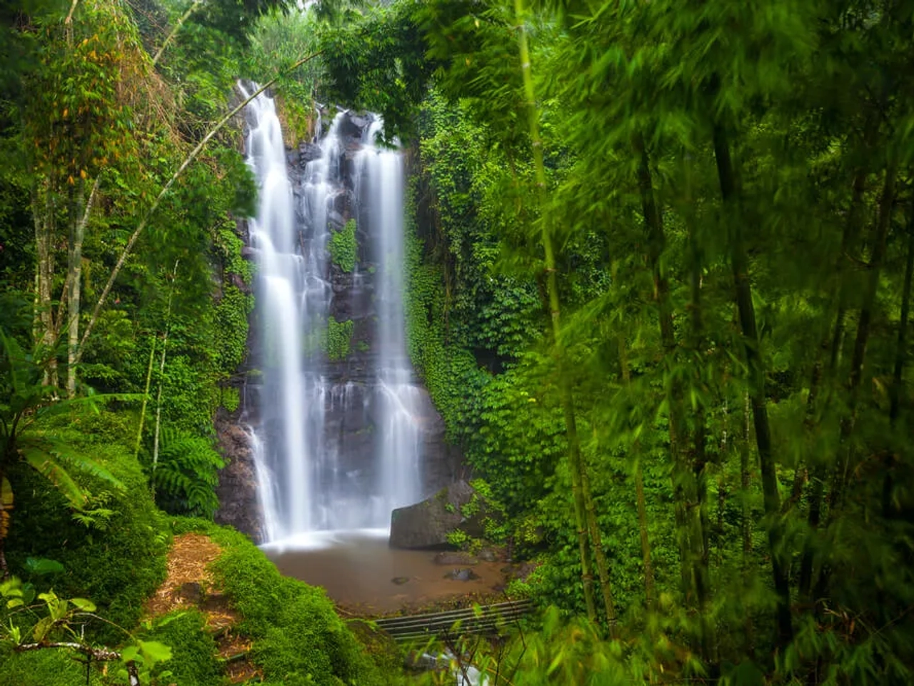 floresta e a cascata munduk em bali