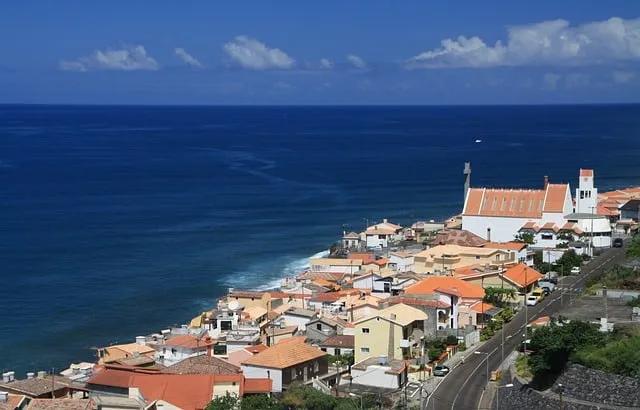 casas em frente ao mar na ilha da madeira, portugal