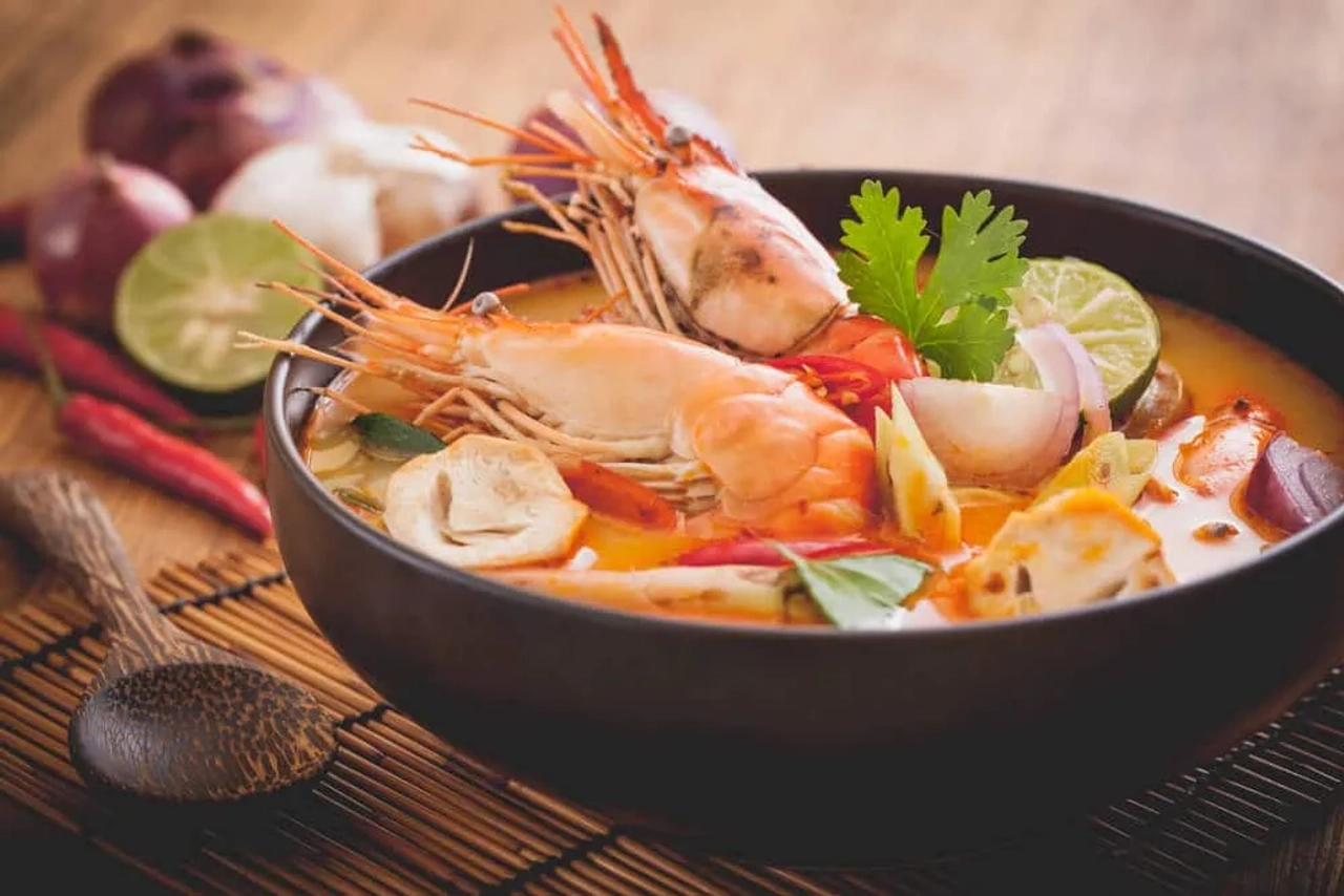 sopa picante de camarão tailandesa