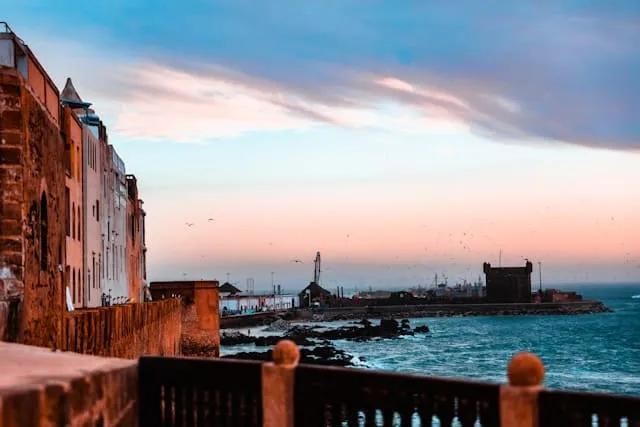 vista de barcos e mar em Essaouira em Marrocos