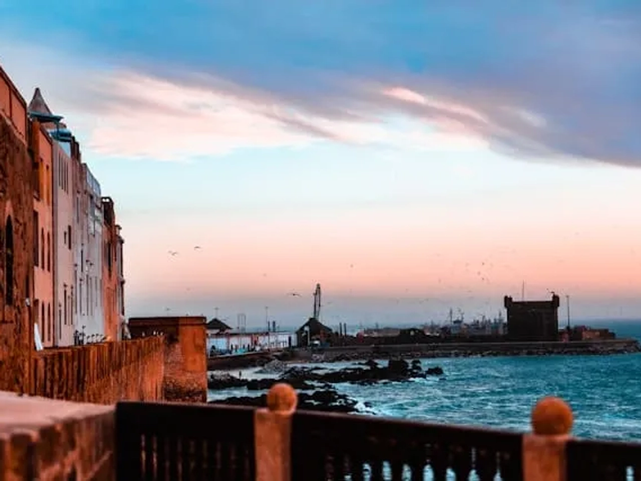 vista de barcos e mar em Essaouira em Marrocos