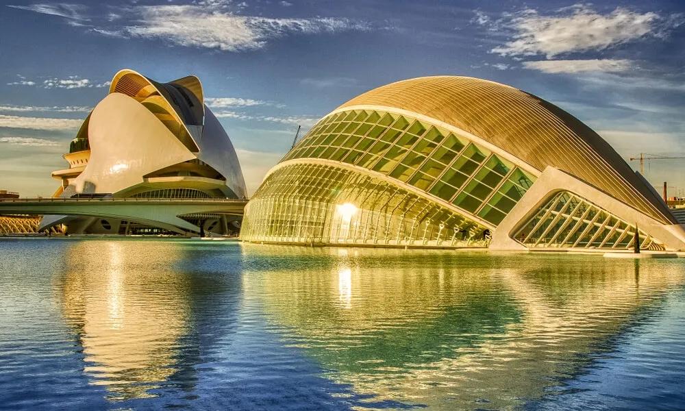 lago e dois dos edificios da cidade das artes e ciencias
