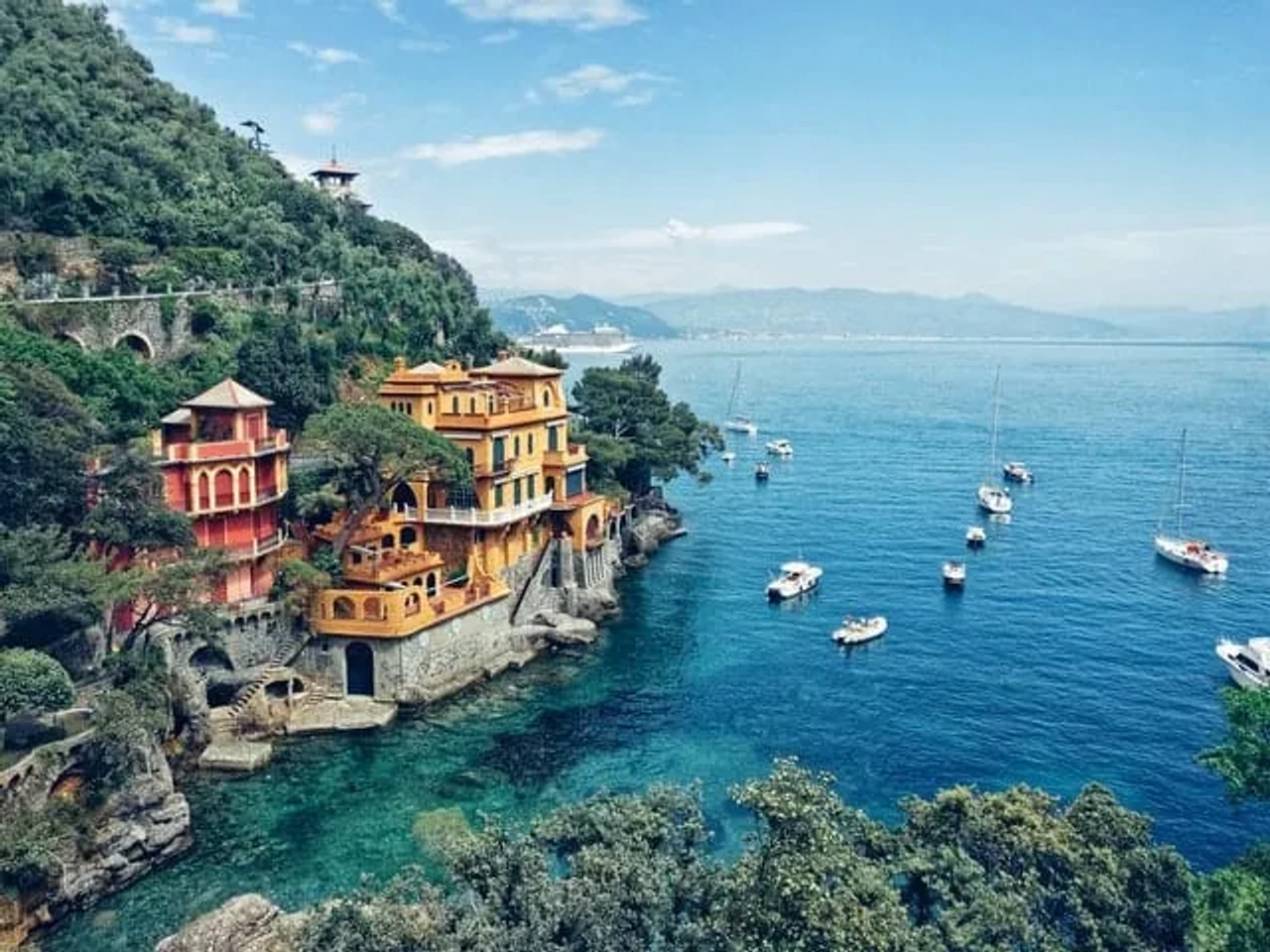 barcos em água em portofino em itália
