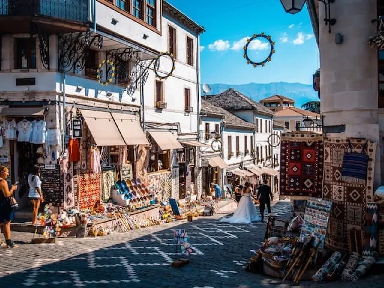 casal a descer a rua na cidade de Gjirokäster na albania