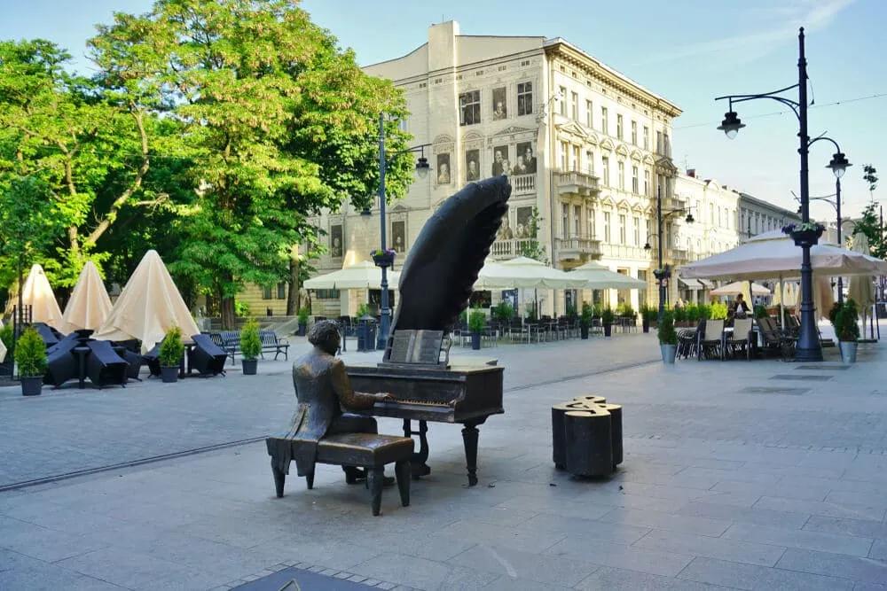 estatua de um dos pianistas polacos mais famosos em lodz