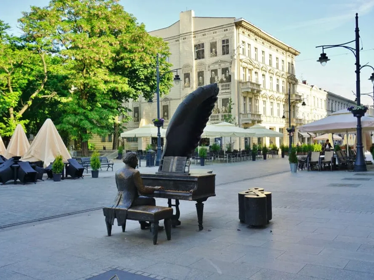 estatua de um dos pianistas polacos mais famosos em lodz