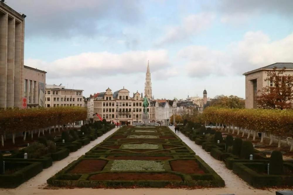 Vista de jardines y edificios históricos en Bruselas, Bélgica.