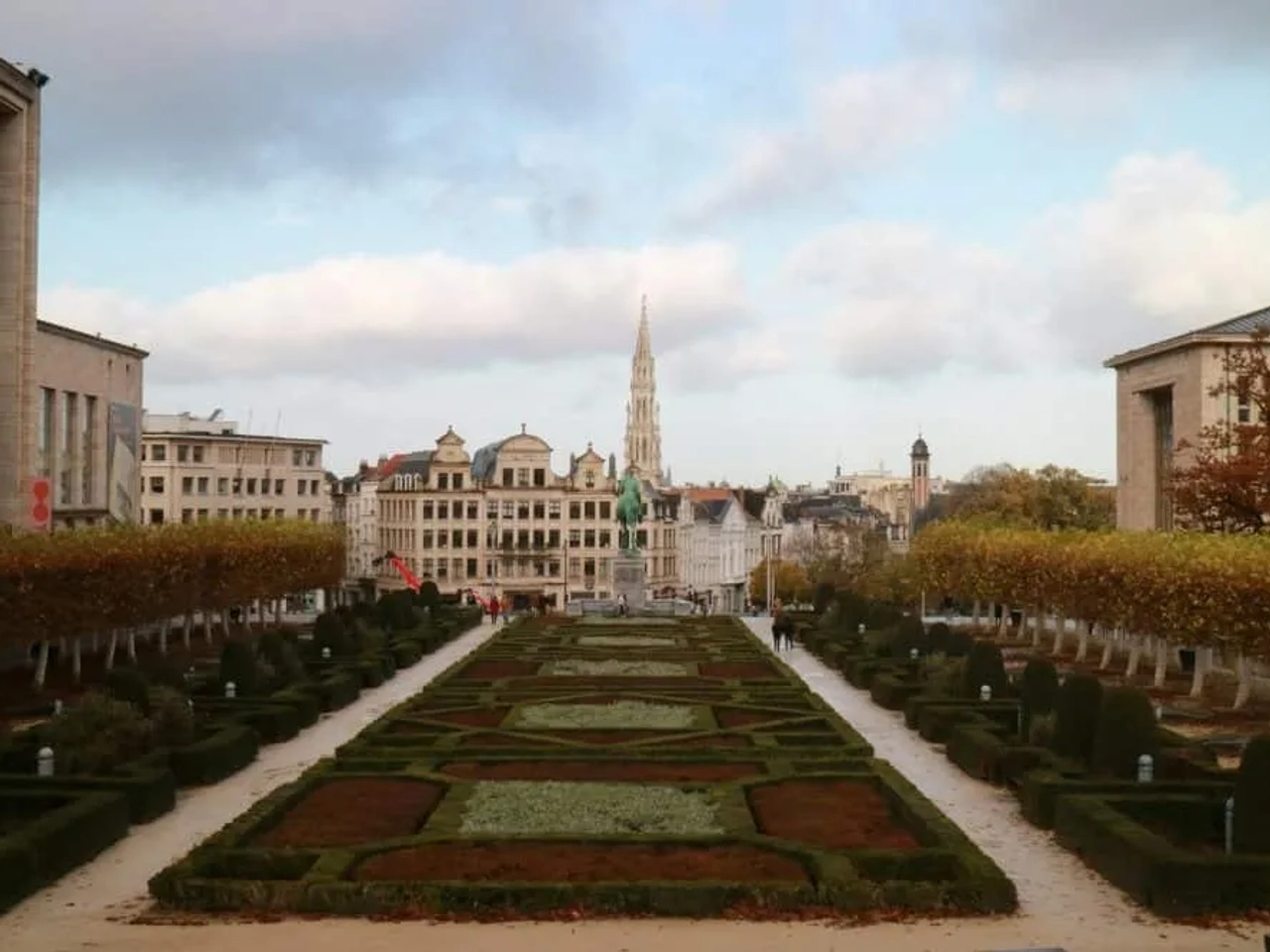 Vista de jardines y edificios históricos en Bruselas, Bélgica.