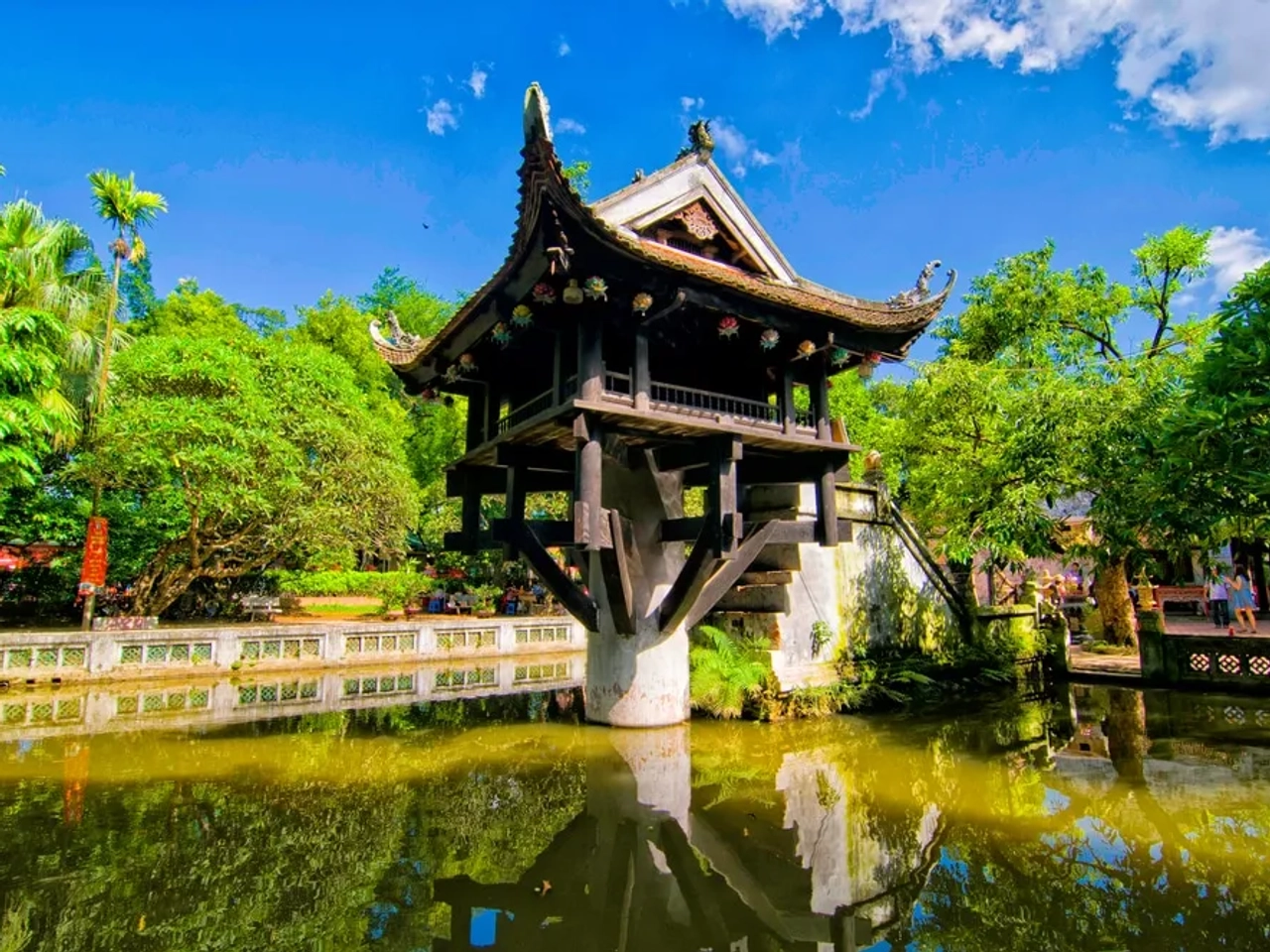 pagoda assente num unico pilar no meio de um lago