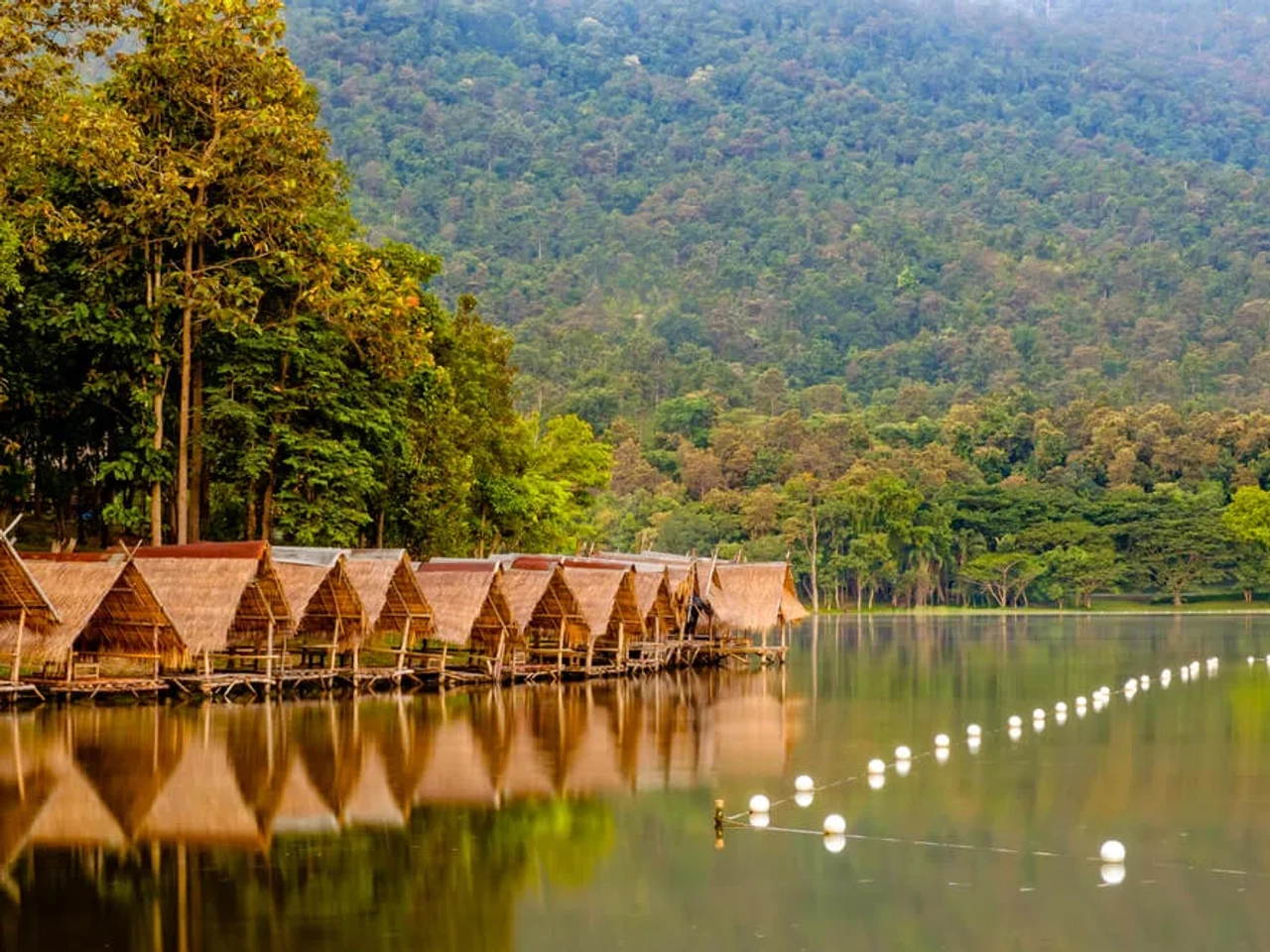 casas no lago huay tung tao