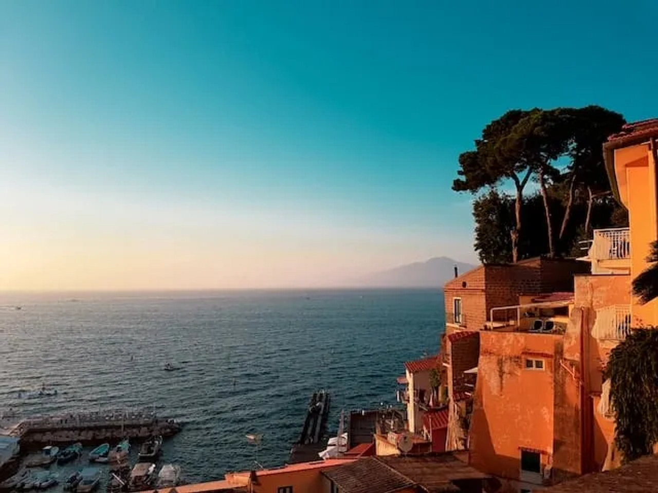 por do sol na cidade de sorrento na costa amalfitana