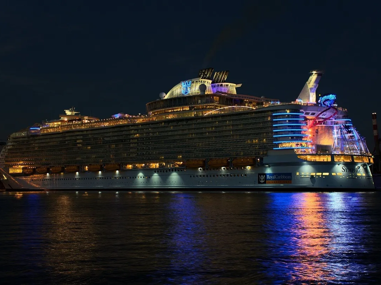 navio cruzeiro atracado de noite