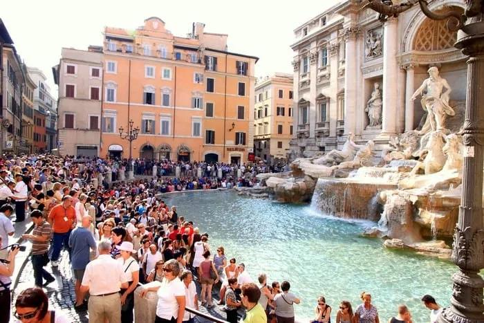 expectativa vs realidad Fontana di Trevi abarrotada