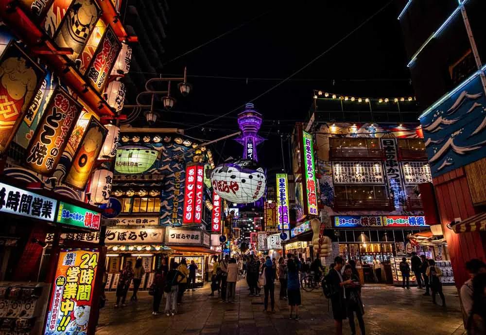 los neones de Shinsekai y su torre Tsutenkaku