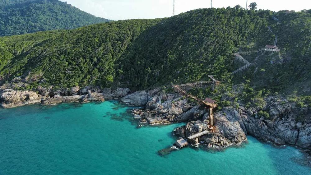 Recorrer la costa con un kayak
